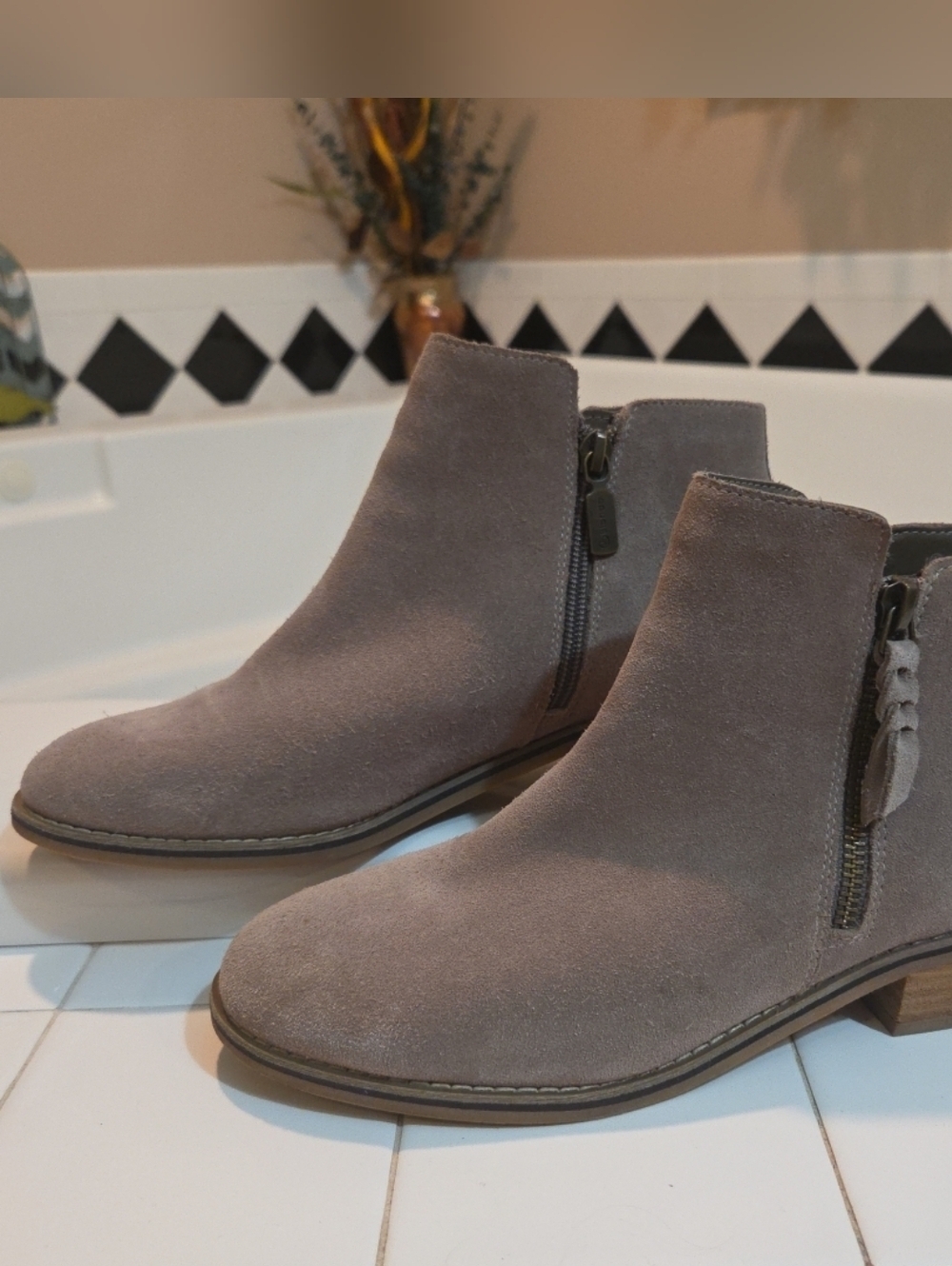 Blondo Women’s Liam Waterproof Booties Taupe Suede Boots Size 8.5 M Side Zippers
